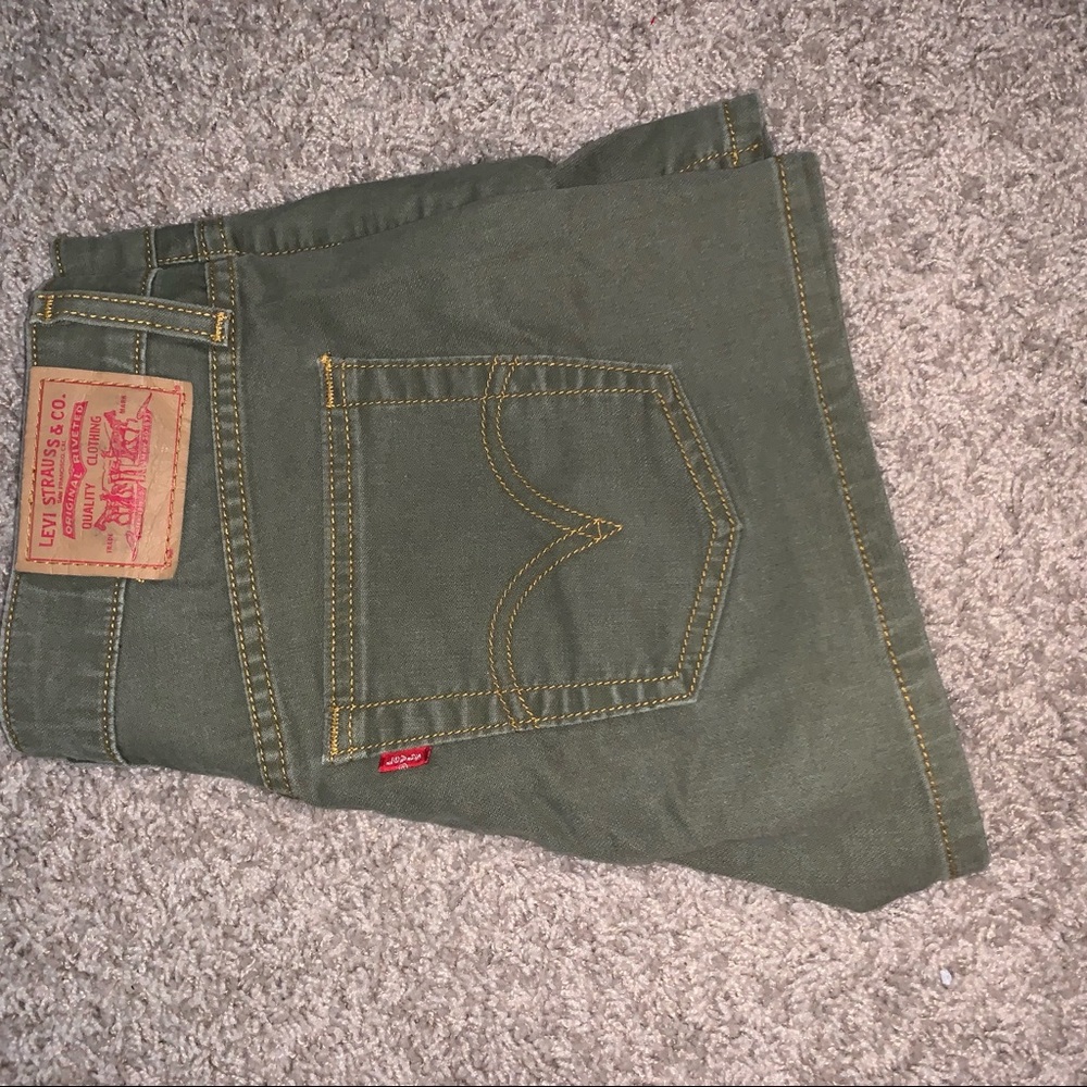 Mid rise Levi’s jean shorts